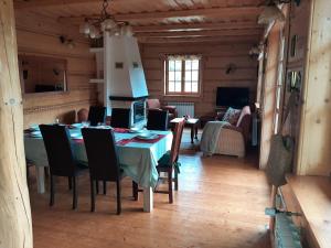 - une salle à manger avec une table et des chaises dans l'établissement Willa Mosorniak, à Zawoja