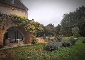 Vonkajšia záhrada v ubytovaní Charmant studio dans maison d'hôte dans un écrin de verdure