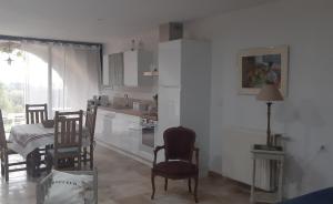 Kuchyňa alebo kuchynka v ubytovaní Charmant studio dans maison d'hôte dans un écrin de verdure