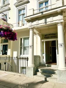 倫敦的住宿－墨爾本別墅酒店，房屋前有柱子的建筑物