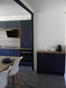 Kuchyň nebo kuchyňský kout v ubytování Spacieux appartement au pied de la cité médiévale + 11 fotografií