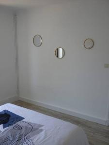 1 dormitorio con 1 cama con 2 luces en la pared en Spacieux appartement au pied de la cité médiévale, en Carcassonne