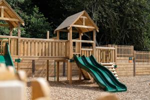 um parque infantil de madeira com um escorrega e um gazebo em Tewinbury em Tewin