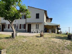 a cat sitting in front of a house at IL NIDO DELLA POIANA CASA VACANZE e B & B in Montalto Pavese