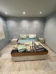 ein Schlafzimmer mit einem großen Bett in einem Zimmer in der Unterkunft IL NIDO DELLA POIANA CASA VACANZE e B & B in Montalto Pavese