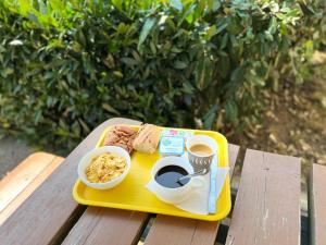 uma bandeja com alimentos para o pequeno-almoço e café numa mesa em Class'Eco Albi em Albi