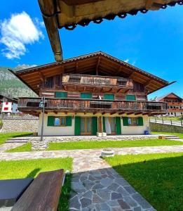 a house with a wooden roof at App. Frassino in Sappada