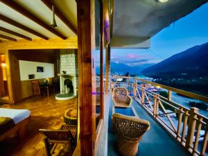 a balcony with a view of the mountains at Vashisht valley hotel in Manāli
