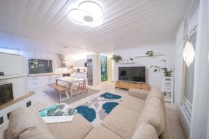 sala de estar amplia con sofá y mesa en Villa ArcticFox Rovaniemi, en Rovaniemi