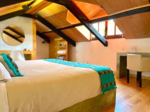 sypialnia z dużym białym łóżkiem w pokoju w obiekcie Hotel Casa Azabache w mieście San Cristóbal de Las Casas