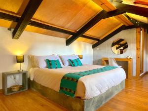 una camera con un grande letto in una stanza con soffitti in legno di Hotel Casa Azabache a San Cristóbal de Las Casas