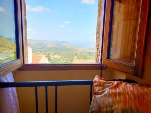 a room with a window with a view of the mountains at Casa Rural Bella Culla in Culla