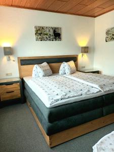 um quarto com uma cama grande e 2 mesas de cabeceira em Ferienwohnung Zuppinger em Mayrhofen
