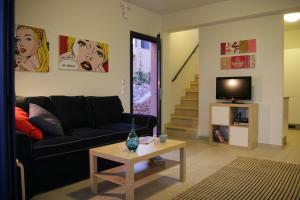 un soggiorno con divano nero e tavolo di Villa Brio Exclusive a Skala di Cefalonia