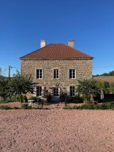 une ancienne maison en pierre au milieu d'un champ dans l'établissement Bourgeoisie @ Brandon, à Brandon