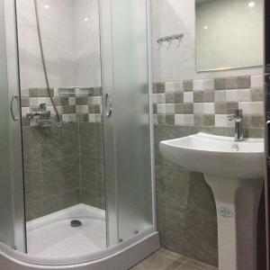 un baño con ducha y lavabo en Barbiquee's Loft • Bakuriani, en Bakuriani