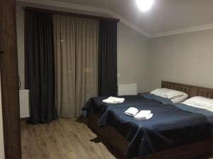 Una habitación de hotel con dos camas con toallas. en Barbiquee's Loft • Bakuriani, en Bakuriani