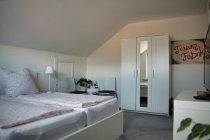 1 dormitorio con 1 cama y puerta con cartel en Ferienwohnung Waldmeister en Meppen