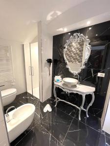 アラッシオにあるCasa Balzola - Suite Adamasのバスルーム(トイレ、洗面台、バスタブ付)