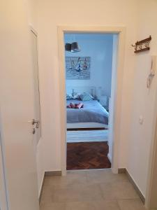 una porta che conduce a una camera con letto di Studio Apartman Fredi a Opatija