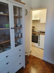 A kitchen or kitchenette at Studio Apartman Fredi