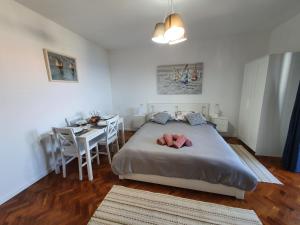 una camera con letto e tavolo con sedie di Studio Apartman Fredi a Opatija