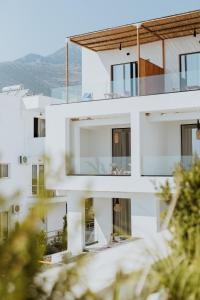 un edificio de apartamentos blanco con balcones en Abonora Drymades, en Dhërmi