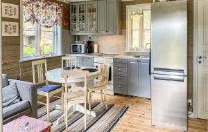 Kuchyňa alebo kuchynka v ubytovaní Stunning Home In Vikbolandet With Wifi And 2 Bedrooms