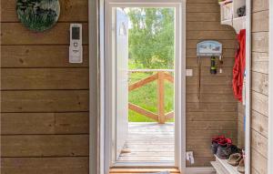 eine Tür, die zu einer Veranda in einem Haus führt in der Unterkunft Stunning Home In Vikbolandet With Wifi And 2 Bedrooms 