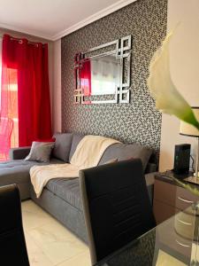 soggiorno con divano e tende rosse di Elegant style 3-bedroom brand new apartment a San Miguel de Abona