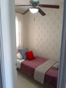 una camera con letto e ventilatore a soffitto di Elegant style 3-bedroom brand new apartment a San Miguel de Abona