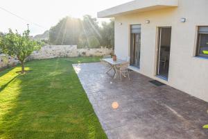 Vonkajšia záhrada v ubytovaní PAUL'S VILLA PLAKIAS