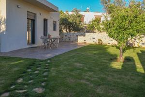 Vonkajšia záhrada v ubytovaní PAUL'S VILLA PLAKIAS