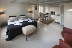 a bedroom with a large bed and a dining room at Hotel de Tabaksplant in Amersfoort