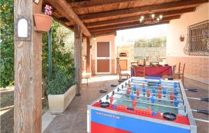 - une table de ping-pong au milieu d'une terrasse dans l'établissement Villa Nunzia, à Pisticci