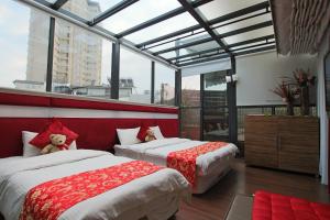 1 dormitorio con 2 camas y ventana grande en Tanxiang Resort Hotel Sun Moon Lake Harbour - Sun Moon Lake Pier, en Yuchi