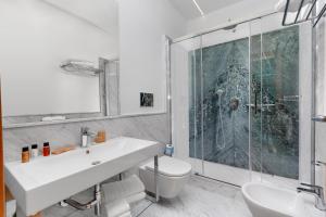 ソレントにあるYourHome - Maison Iovino Luxury Roomsの洗面台、トイレ、シャワー付きのバスルーム