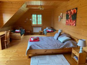 1 dormitorio con 1 cama en una cabaña de madera en Willa Mosorniak en Zawoja