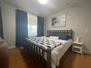 Ένα ή περισσότερα κρεβάτια σε δωμάτιο στο Kaleden Guest Suite