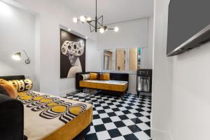 ソレントにあるYourHome - Maison Iovino Luxury Roomsのリビングルーム(ベッド1台付) +30枚の写真