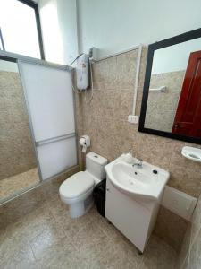 タラポトにあるMagdalen House Tarapotoのバスルーム(トイレ、洗面台、鏡付)