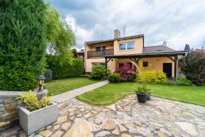 una casa con una pasarela de piedra frente a un patio en Reneček - rekreační řadový dům s vyhlídkou na Libín, en Prachatice