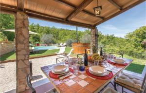 un tavolo con piatti di cibo su un patio di Il Cacciatore Di Lucciole a Montecchio