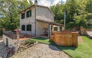 una casa con vasca idromassaggio nel cortile di Il Cacciatore Di Lucciole a Montecchio