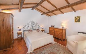 1 dormitorio con 1 cama, vestidor y silla en Il Cacciatore Di Lucciole en Montecchio