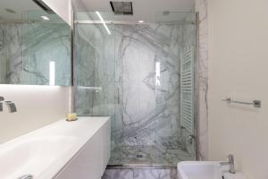 A bathroom at Ricasoli 34 House by 360Rentals