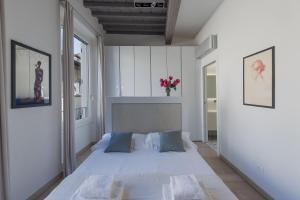 A bed or beds in a room at Ricasoli 34 House by 360Rentals