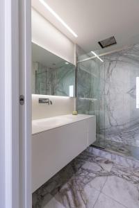 A bathroom at Ricasoli 34 House by 360Rentals