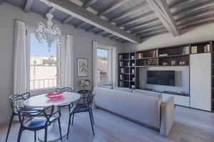 A television and/or entertainment centre at Ricasoli 34 House by 360Rentals