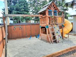 un parque infantil con una estructura de juegos y un tobogán en Luxury Home By North Glenmore Park, en Calgary